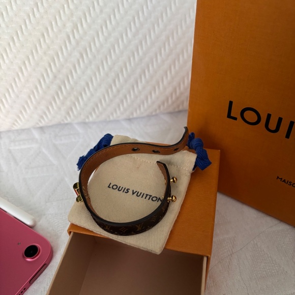 LV Essential V Bracelet - Picture 3 of 4